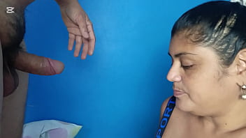 Mi hermanastra me da una mamada hasta sacar la leche