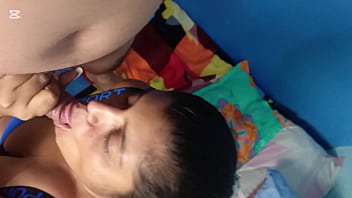 Mi hermanastra me da una mamada hasta sacar la leche