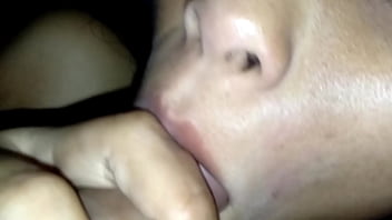 น้ำที่แตกออกมามากมายพุ่งเข้าปากของสาวสวย