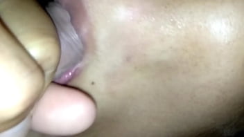 น้ำที่แตกออกมามากมายพุ่งเข้าปากของสาวสวย