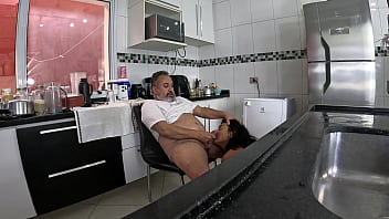 Peguei minha amiga assim que todos sairam e meti o ferro no rabo da safada