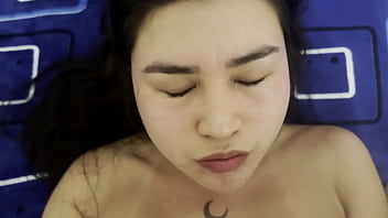 Asiatica scopa forte con un bianco