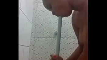 Se exibindo no banho