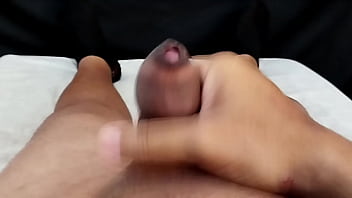 Flagrei minha esposa se masturbando no quarto com seu brinquedinho e fui me masturbar e gozar gostoso pra ela