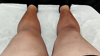 Flagrei minha esposa se masturbando no quarto com seu brinquedinho e fui me masturbar e gozar gostoso pra ela