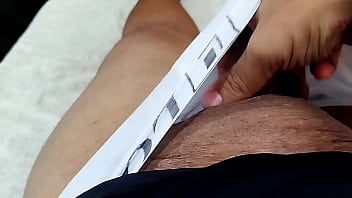 Flagrei minha esposa se masturbando no quarto com seu brinquedinho e fui me masturbar e gozar gostoso pra ela