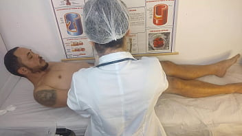 Paciente tem ereção inesperada na frente da enfermeira