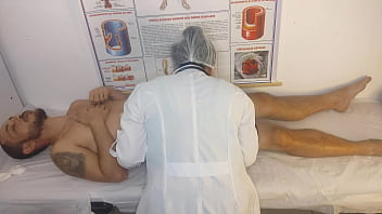Paciente tem ereção inesperada na frente da enfermeira