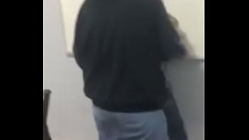 Joven bajito es follado como la perra que es