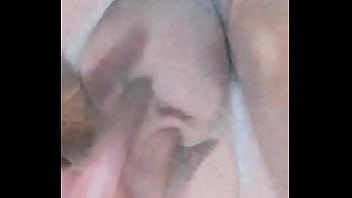 Me Masturbo Y Humedezco Mi Agujero Rico Y Apretado thumbnail