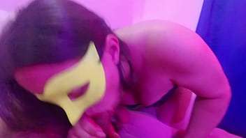 La camarera de este bar hace las mejores chupadas de verga traga semen como buena puta latina en nueva york usa 3