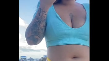 Estou na praia me exibindo pra outros machos e meu marido nem percebe