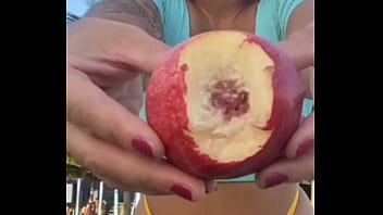 Estou na praia me exibindo pra outros machos e meu marido nem percebe