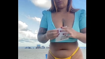 Estou na praia me exibindo pra outros machos e meu marido nem percebe