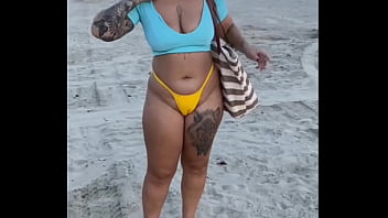 Estou na praia me exibindo pra outros machos e meu marido nem percebe