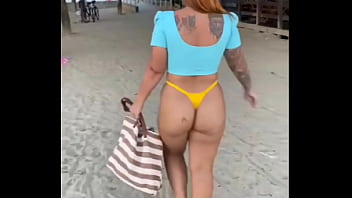 Estou na praia me exibindo pra outros machos e meu marido nem percebe
