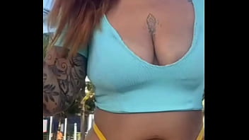 Estou na praia me exibindo pra outros machos e meu marido nem percebe