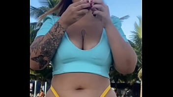 Estou na praia me exibindo pra outros machos e meu marido nem percebe
