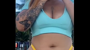 Estou na praia me exibindo pra outros machos e meu marido nem percebe