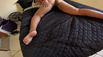 Ela gosta de brincar com minha porra dentro da bucetinha dela