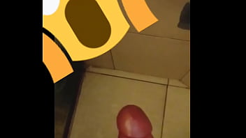 Gozando bem gostoso no banho muuuito leite