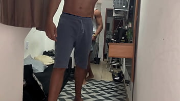 Fui visitar meu amigo e acabei comendo a sua esposa enquanto ela cozinhava