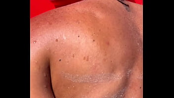 Holà les amis qui est ce qui a envie de me mettre l’huile sur mon dos