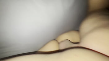 Mi padrastro me encuentra tocándome mi vagina caliente