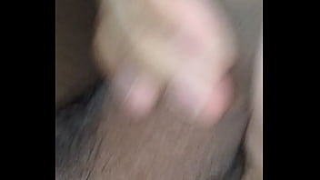 Novinho pirocudo gozando quentinho