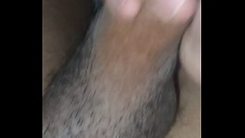 Novinho pirocudo gozando quentinho