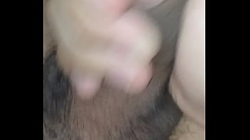 Novinho pirocudo gozando quentinho