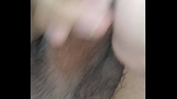 Novinho pirocudo gozando quentinho