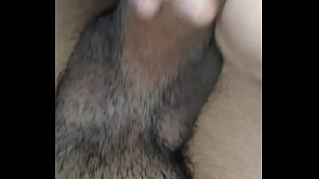 Novinho pirocudo gozando quentinho