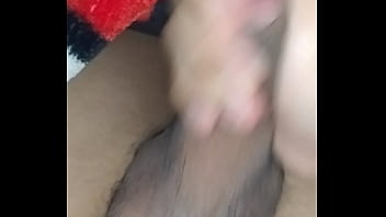 Novinho pirocudo gozando quentinho