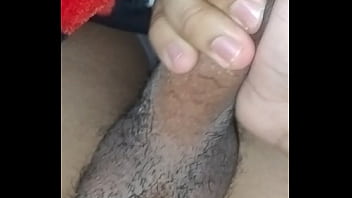 Novinho pirocudo gozando quentinho