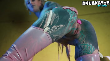 Sexy tattooed babe in latex stretching herself wide with her toys