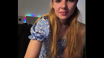 Masturbate tight pussy on webcam