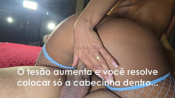 Era pra sarrar um poquinho sem camisinha e colocar a cabecinha na portinha mas o amigo acabou gozando com a cabecinha lá dentro fiquei cheinha de leite cuck old gosta muito de olhar isso hoje deu errado hehehe