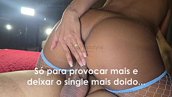 Era pra sarrar um poquinho sem camisinha e colocar a cabecinha na portinha mas o amigo acabou gozando com a cabecinha lá dentro fiquei cheinha de leite cuck old gosta muito de olhar isso hoje deu errado hehehe