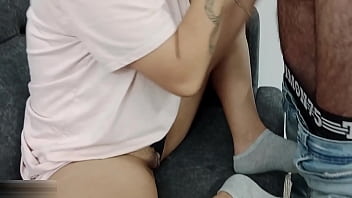 El gran culo de mi hermanastra hace que mi polla sea dura no puedo resistirme a follarla