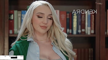 Tetona tatuada con piercing quiere verga negra