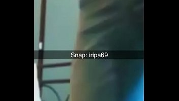 Elle montre son trou du cul en direct