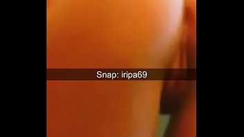 Elle montre son trou du cul en direct