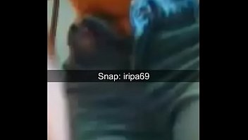 Elle montre son trou du cul en direct