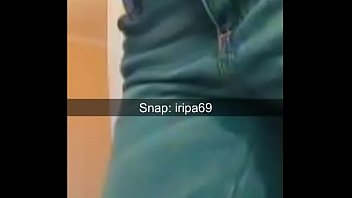 Elle montre son trou du cul en direct