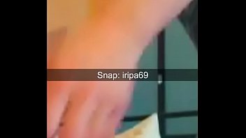 Elle montre son trou du cul en direct