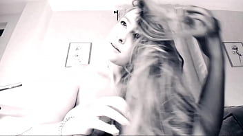 Tetona Se Toca Y Se Chupa Las Tetas En Directo Para Sus Fans thumbnail