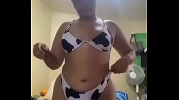 Chica en bikini modela