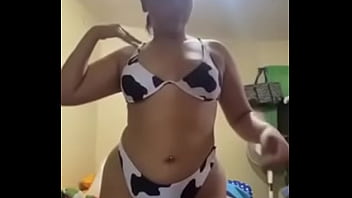 Chica en bikini modela