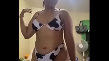 Chica en bikini modela